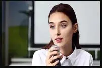 (ویدئو) جدال جنجالی ملکه زیبایی اوکراین با ملکه روس؛ انتقام روی صحنه!
