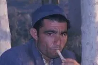 عکس| سفر به ایران قدیم؛ جوان اصفهانی در حال قلیان کشیدن در کنار جوی آب؛ 65 سال قبل