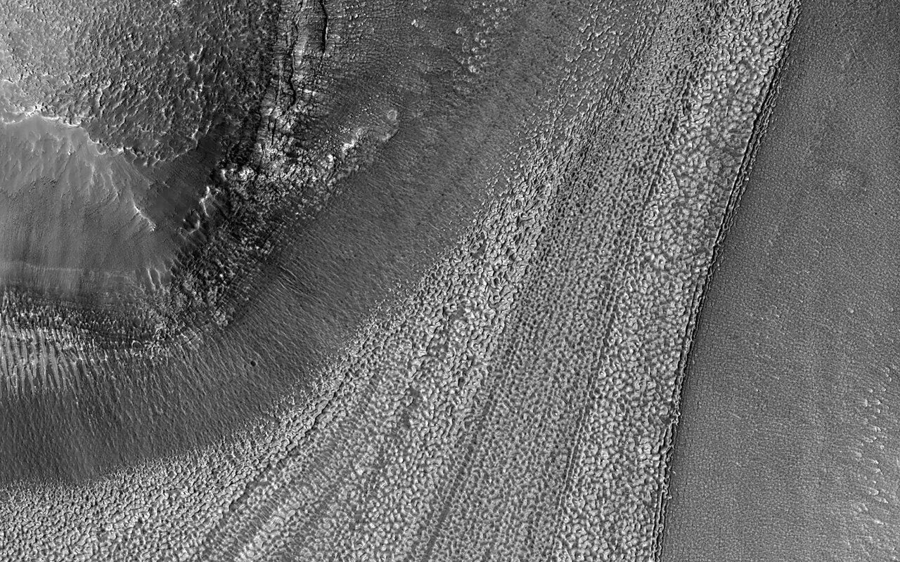 (عکس) ظهور اشکال عجیب در خاک مریخ