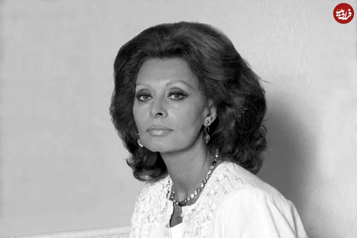 عکس| سفر در زمان؛ «سوفیا لورن» به همراه سگ اش در فرودگاه لندن؛ سال 1333