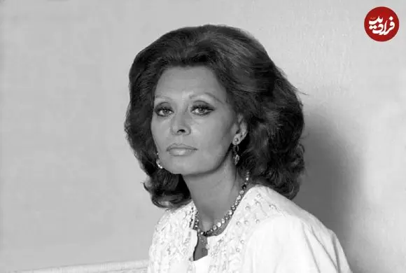 عکس| سفر در زمان؛ «سوفیا لورن» به همراه سگ اش در فرودگاه لندن؛ سال 1333