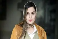 تصاویر؛ استایل رسمی و شیک غزاله اکرمی در اکران «شاه نقش»؛ بازیگر با جلیقه و پالتوی خزدار 