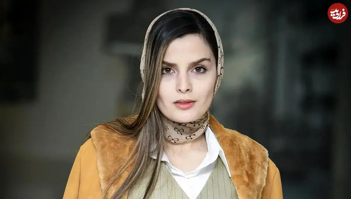 تصاویر؛ استایل رسمی و شیک غزاله اکرمی در اکران «شاه نقش»؛ بازیگر با جلیقه و پالتوی خزدار 