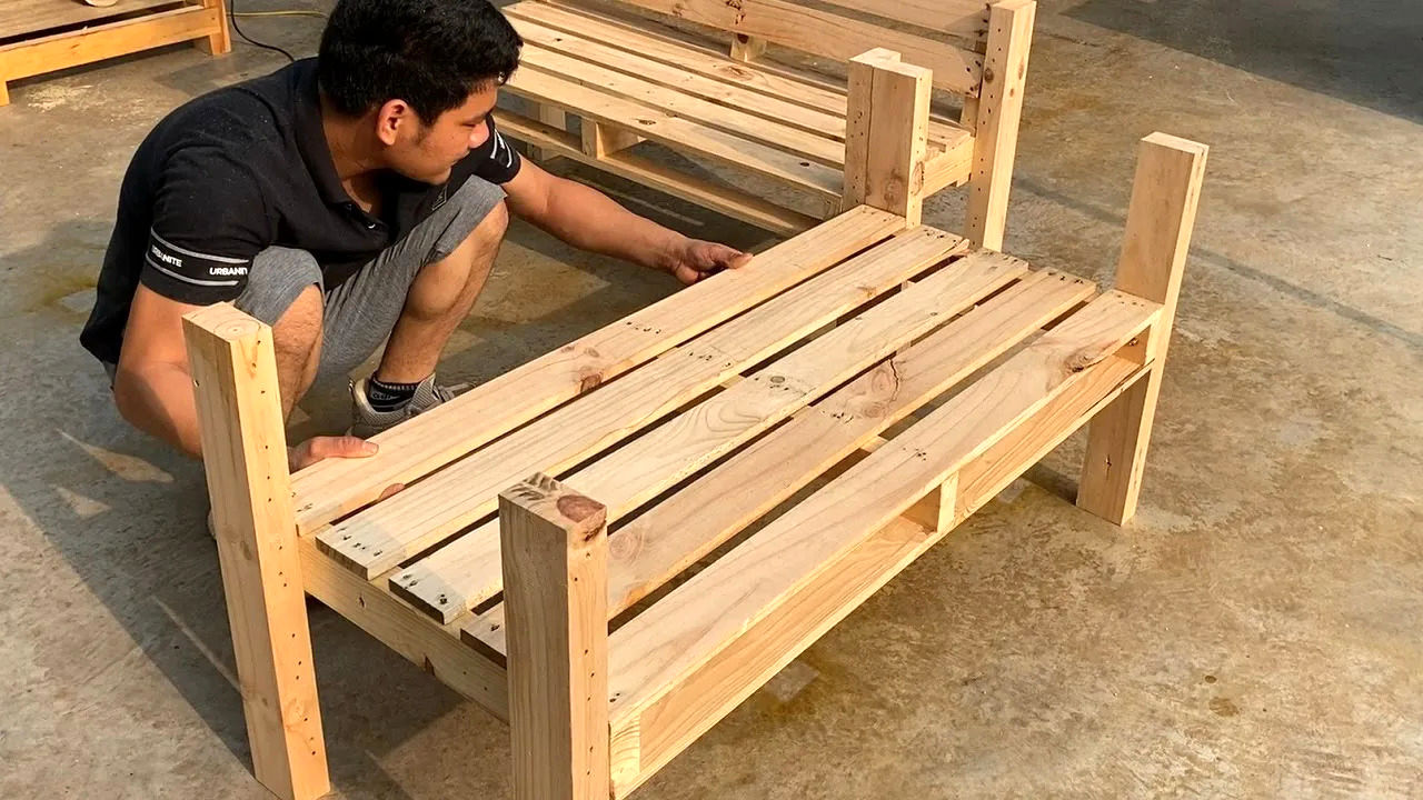 (ویدئو) یک ایده جالب و درخشان برای تبدیل کردن پالت چوبی به یک مبل راحتی زیبا
