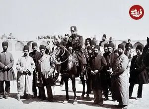 عکس| سفر زمان؛ تصویری از «رژۀ نظامیان قاجاری» در مقابل مظفرالدین شاه؛ 130 سال قبل