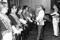 سفر در زمان؛ یادداشت‌های علم، شنبه ۲۹ اردیبهشت ۱۳۵۲: وزیر خارجه آن قسمت اظهار اطلاع مخبر نیوزویک را که گفته بود ما با اسرائیل و آمریکا تبادل اطلاعات و افسر و سرباز داریم تکذیب کرد