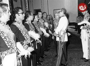 سفر در زمان؛ یادداشت‌های علم، شنبه ۲۹ اردیبهشت ۱۳۵۲: وزیر خارجه آن قسمت اظهار اطلاع مخبر نیوزویک را که گفته بود ما با اسرائیل و آمریکا تبادل اطلاعات و افسر و سرباز داریم تکذیب کرد