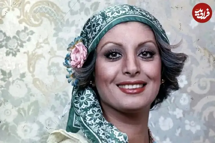 عکس| سفر در زمان؛ «مرجان، خواننده» به همراه خانواده اش در کنار آزیتا حاجیان؛ دهه 70