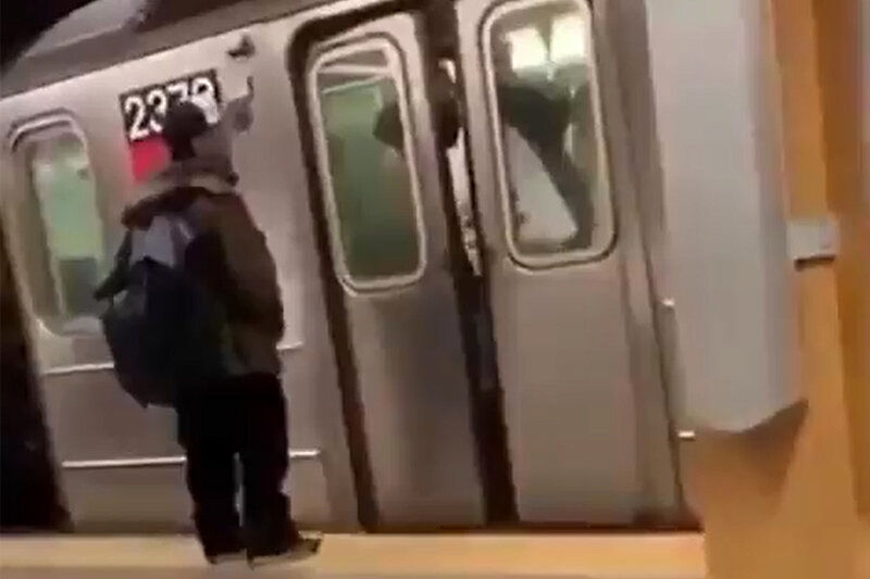 ( ویدیو) مجازات هولناک یک جوان در مترو؛ ضربان مهلک مشت بر صورت پسر خاطی!
