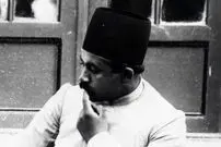 عکس| سفر زمان؛ عکس یادگاری مرد قاجاری و «مرغ» در حیاط عمارت؛ 130 سال قبل