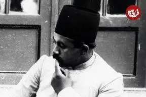 عکس| سفر زمان؛ عکس یادگاری مرد قاجاری و «مرغ» در حیاط عمارت؛ 130 سال قبل