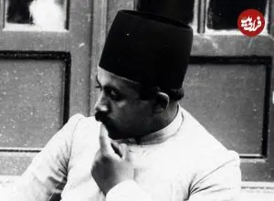 عکس| سفر زمان؛ عکس یادگاری مرد قاجاری و «مرغ» در حیاط عمارت؛ 130 سال قبل