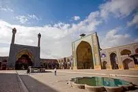 عکس| سفر به ایران قدیم؛ یک اصفهانی در حیاط مسجد جامع اصفهان؛ سال 1313
