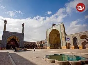 عکس| سفر به ایران قدیم؛ یک اصفهانی در حیاط مسجد جامع اصفهان؛ سال 1313