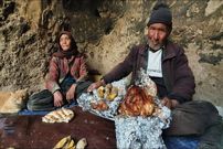 ببینید؛ غذای روستایی در افغانستان؛ پخت مرغ و سیب زمینی در تنور قدیمی توسط زوج سالخورده