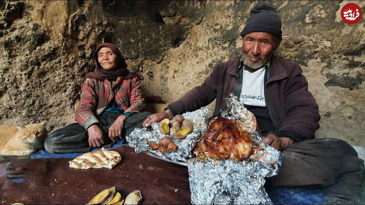 ببینید؛ غذای روستایی در افغانستان؛ پخت مرغ و سیب زمینی در تنور قدیمی توسط زوج سالخورده