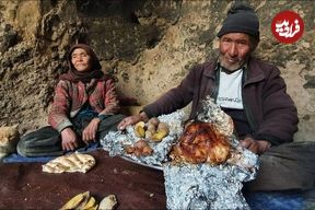 ببینید؛ غذای روستایی در افغانستان؛ پخت مرغ و سیب زمینی در تنور قدیمی توسط زوج سالخورده