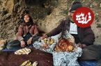 ببینید؛ غذای روستایی در افغانستان؛ پخت مرغ و سیب زمینی در تنور قدیمی توسط زوج سالخورده
