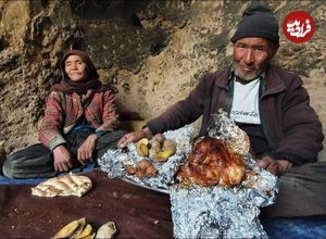 ببینید؛ غذای روستایی در افغانستان؛ پخت مرغ و سیب زمینی در تنور قدیمی توسط زوج سالخورده
