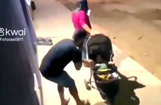 (ویدیو) لحظه عجیب سرقت یک کودک از کالسکه در حضور مادرش