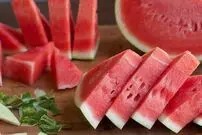 (ویدیو) ساده‌ترین روش برای برش مثلثی هندوانه
