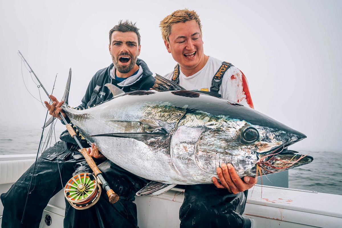 (ویدئو) برش زدن جالب و دیدنی یک ماهی تن 100 پوندی توسط یک ماهیگیر