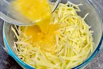 (ویدئو) نحوه پخت یک غذای سریع و خوشمزه فرانسوی با سیب زمینی و تخم مرغ 
