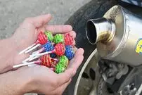 (ویدئو) اگر 15 آب نبات چوبی را داخل اگزوز موتور سیکلت، چه اتفاقی می افتد؟