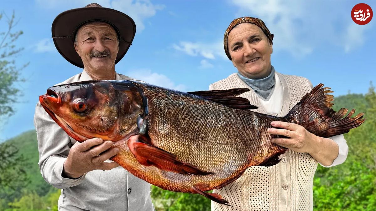 (ویدئو) طبخ ماهی در خاک رس به سبک جالب یک خانواده روستایی آذربایجانی