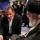 عکس؛ سفر به تاریخ؛ «اسحاق جهانگیری و سید مسعود خامنه‌ای» در کنار رهبر انقلاب در کارخانه مس سرچشمه