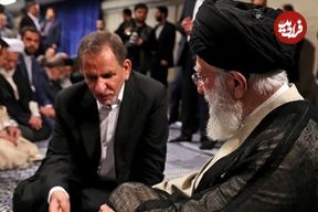 عکس؛ سفر به تاریخ؛ «اسحاق جهانگیری و سید مسعود خامنه‌ای» در کنار رهبر انقلاب در کارخانه مس سرچشمه