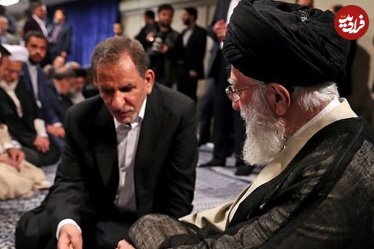 عکس؛ سفر به تاریخ؛ «اسحاق جهانگیری و سید مسعود خامنه‌ای» در کنار رهبر انقلاب در کارخانه مس سرچشمه