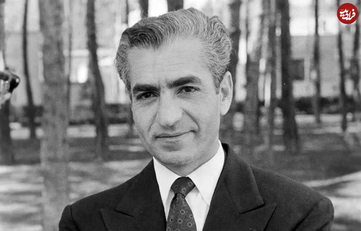عکس؛ سفر در زمان؛ «محمدرضا پهلوی» در حال قدم زدن در سعدآباد؛ سال 1337