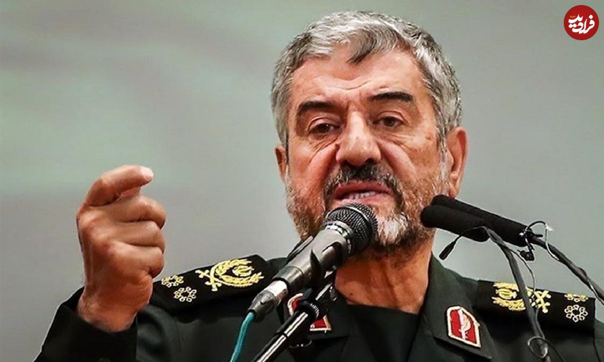 عکس؛ سفر در زمان؛ «سرلشکر جعفری و سردار حاجی زاده» در کنار موشک بالستیک ذوالفقار؛ سال 97