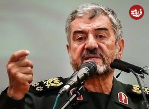 عکس؛ سفر در زمان؛ «سرلشکر جعفری و سردار حاجی زاده» در کنار موشک بالستیک ذوالفقار؛ سال 97