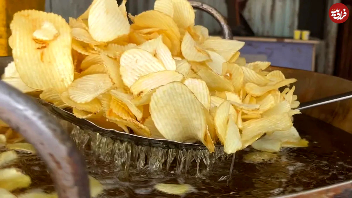 (ویدئو) غذای خیابانی در هند؛ طرز تهیه چیپس سیب زمینی 