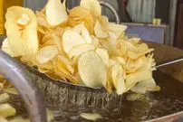 (ویدئو) غذای خیابانی در هند؛ طرز تهیه چیپس سیب زمینی 