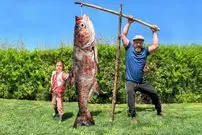 ببینید| غذای روستایی در آذربایجان؛ کباب ماهی غول پیکر ب همراه مرکبات در تنور 