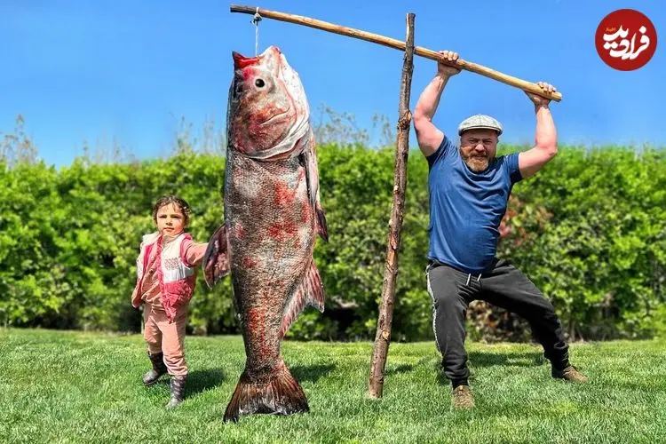 ببینید| غذای روستایی در آذربایجان؛ کباب ماهی غول پیکر ب همراه مرکبات در تنور 
