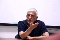 رضا کیانیان: با بازیگری بر خجالتی بودنم غلبه کردم؛ آدم‌ها همه خاکستری هستند