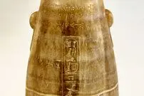 «کوزۀ تریاک» 2500 ساله که در مصر پیدا شده و نام «خشایارشا» بر روی آن حک شده است