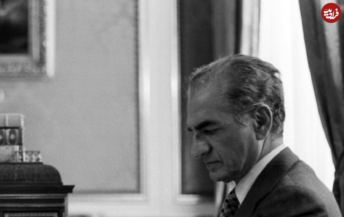 عکس؛  سفر در زمان؛ «محمدرضا پهلوی و همسر سوم اش» در صحن حرم امام رضا؛ سال 57
