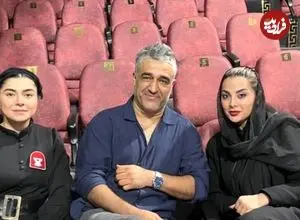 عکس| سفر زمان؛ ژست جالب «پژمان جمشیدی و مانلی حسین پور» روی صحنه تئاتر؛ سال 94