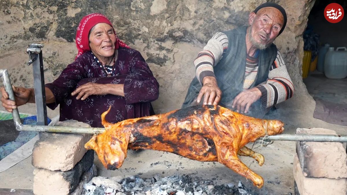 (ویدئو) کباب کردن جالب و دیدنی بره 14 کیلوگرمی توسط زوج غارنشین افغانستانی