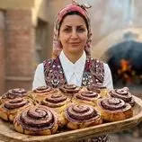 ببینید| غذای روستایی در ایران؛ پخت نان رول دارچینی و شکلاتی توسط بانوی روستایی