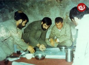 عکس؛ سفر در زمان؛ «محسن رضایی و مهدی باکری» در حال بررسی نقشه عملیات؛ دهه 60