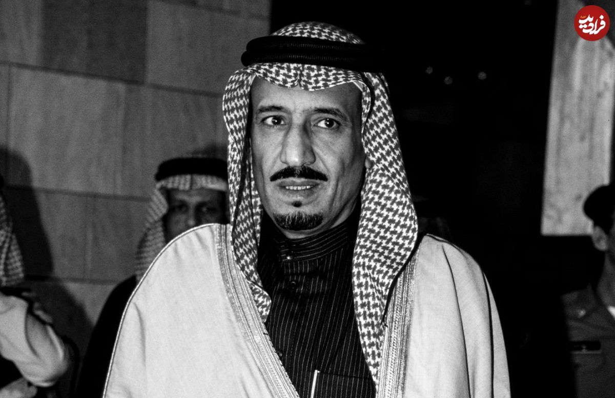 عکس؛ سفر در زمان؛ «ملک سعود، پادشاه عربستان و برادرش ملک سلمان» در حال رقص شمشیر؛ سال 1336