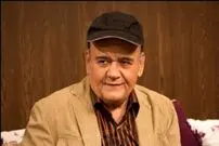ژست جالب اکبر عبدی در جشن تولد نوه‌اش