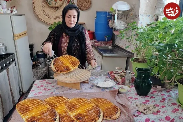 ببینید| غذای روستایی در ایران؛ پخت نان محلی به روش سنتی در هوای برفی روستا