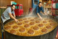 ببینید؛ غذای خیابانی در پاکستان؛ پخت چپلی کباب متفاوت پیشاوری ها